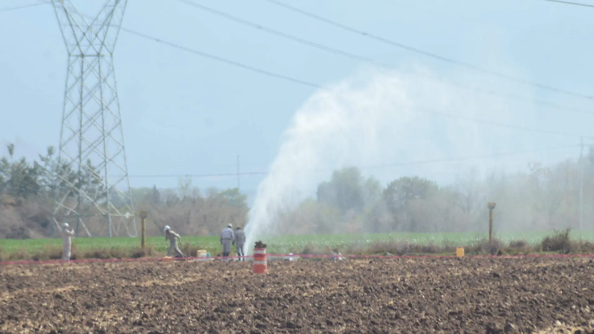 El derrame de combustible afecta la tierra, la cual queda inservible por años. Foto César Ortiz